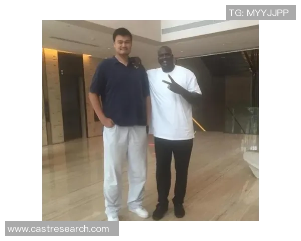 姚明与拉塞尔亲密合影展现篮球传奇的友谊与传承 姚明与拉塞尔亲密合影展现篮球传奇的友谊与传承