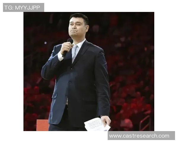 姚明如今身材依然挺拔展现运动员风范引发球迷热议与关注