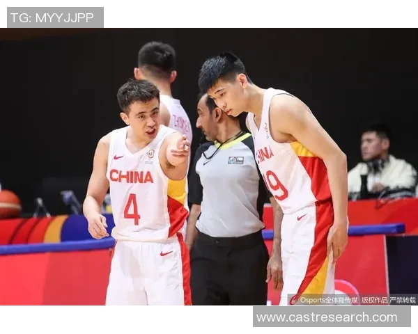 球员齐心协力保护姚明展现团队精神与友谊的力量