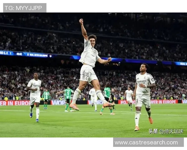 英超激战:皇马逆转多特蒙德补时绝杀引发争议判罚全场沸腾 英超激战:皇马逆转多特蒙德补时绝杀引发争议判罚全场沸腾