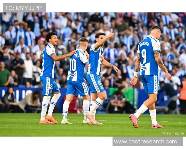 切尔西在足总杯中以五球大胜莱比锡赛场惊喜瞬间引发全场欢呼